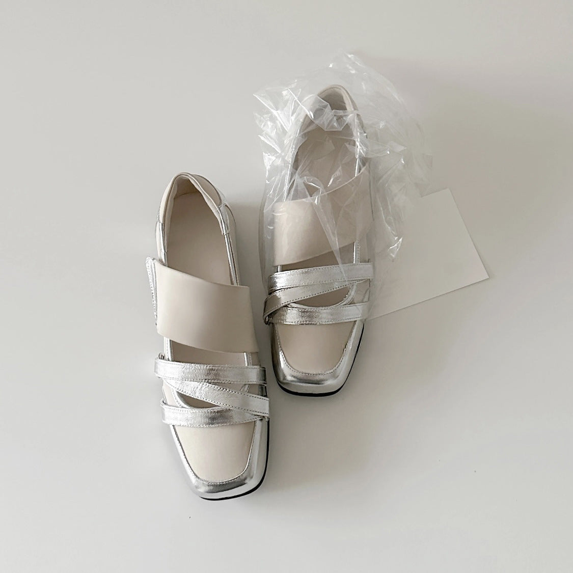 Damen klassische Loafers mit modischen Riemen und glänzenden Akzenten R&B