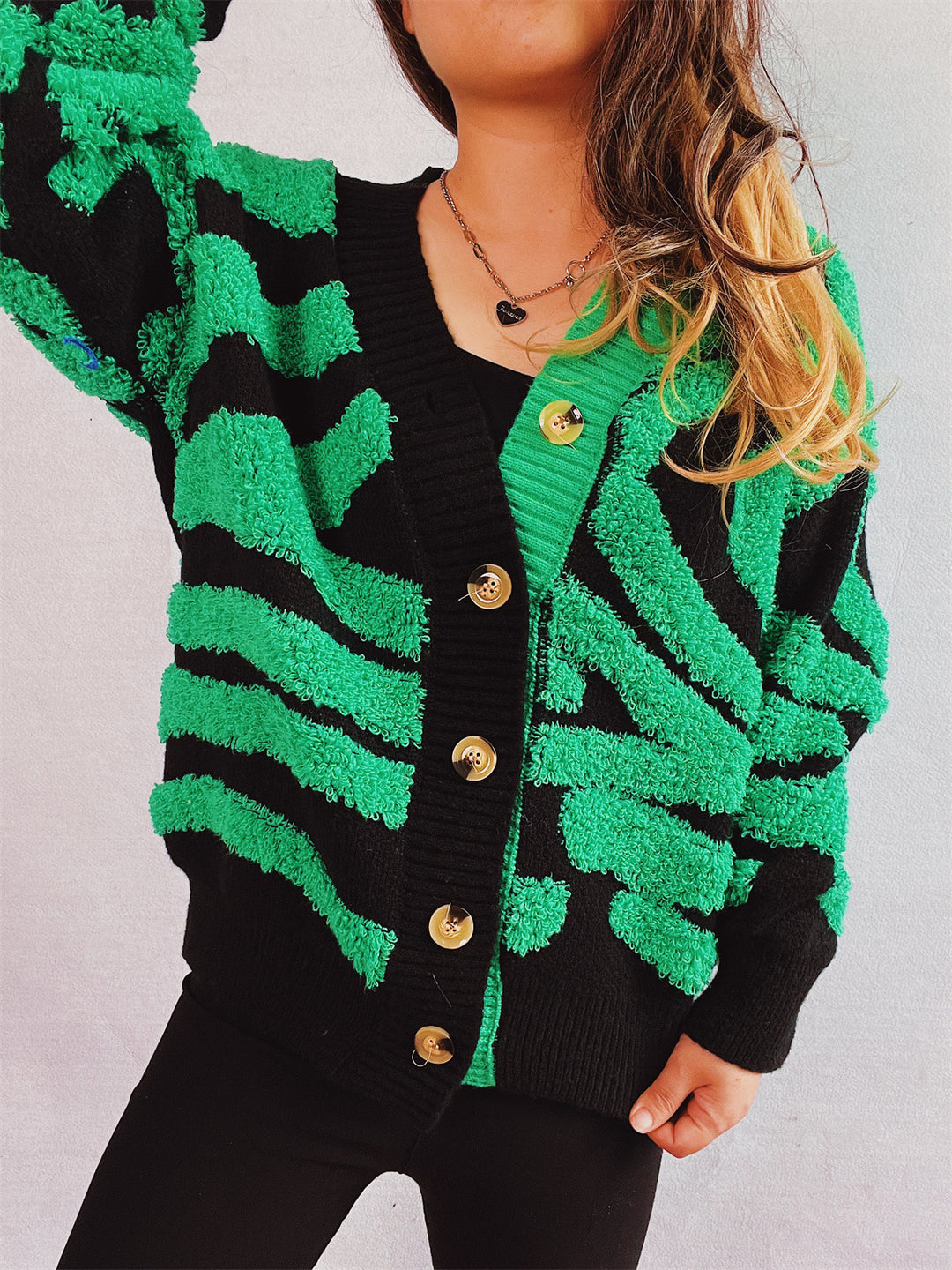 Damen Grobstrickjacke mit dekorativem Mustermix und eleganten Knopfdetails R&B