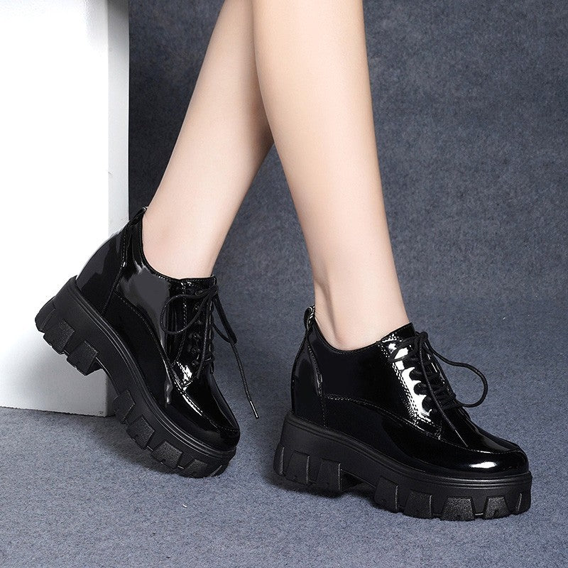 Damen Plateausneaker mit glänzender Oberfläche und robustem Sohlenprofil