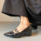 Damen elegante Ballerinas mit raffiniertem Riemchen und glänzender Lack-Oberfläche