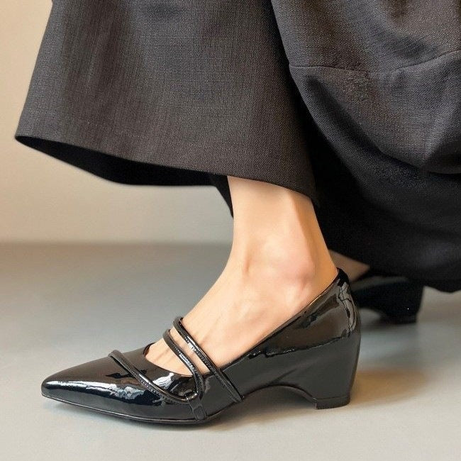 Damen elegante Ballerinas mit raffiniertem Riemchen und glänzender Lack-Oberfläche