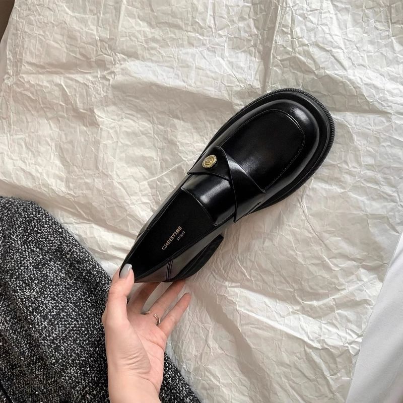 Damen Elegante Lackleder-Ballerinas mit modischem Riemchen und dekorativen Knopfdetails R&B