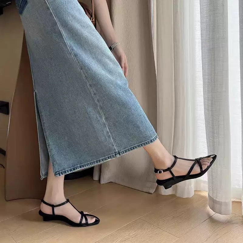Damen elegante Sandalen mit geschwungenem Riemen und komfortablem Fußbett