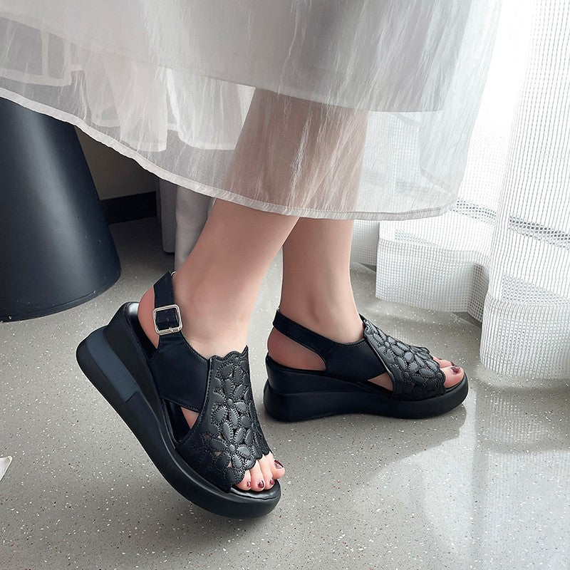 Damen nan Keilsandale mit floraler Laserperforation gepolsterter anatomischer Innensohle und verstellbarem Fersenriemen R&B