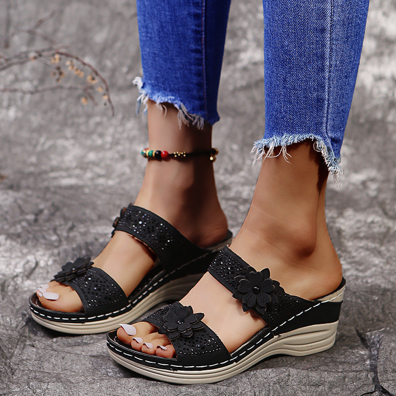 Damen Komfortable und modische Riemensandalen mit floralem Design