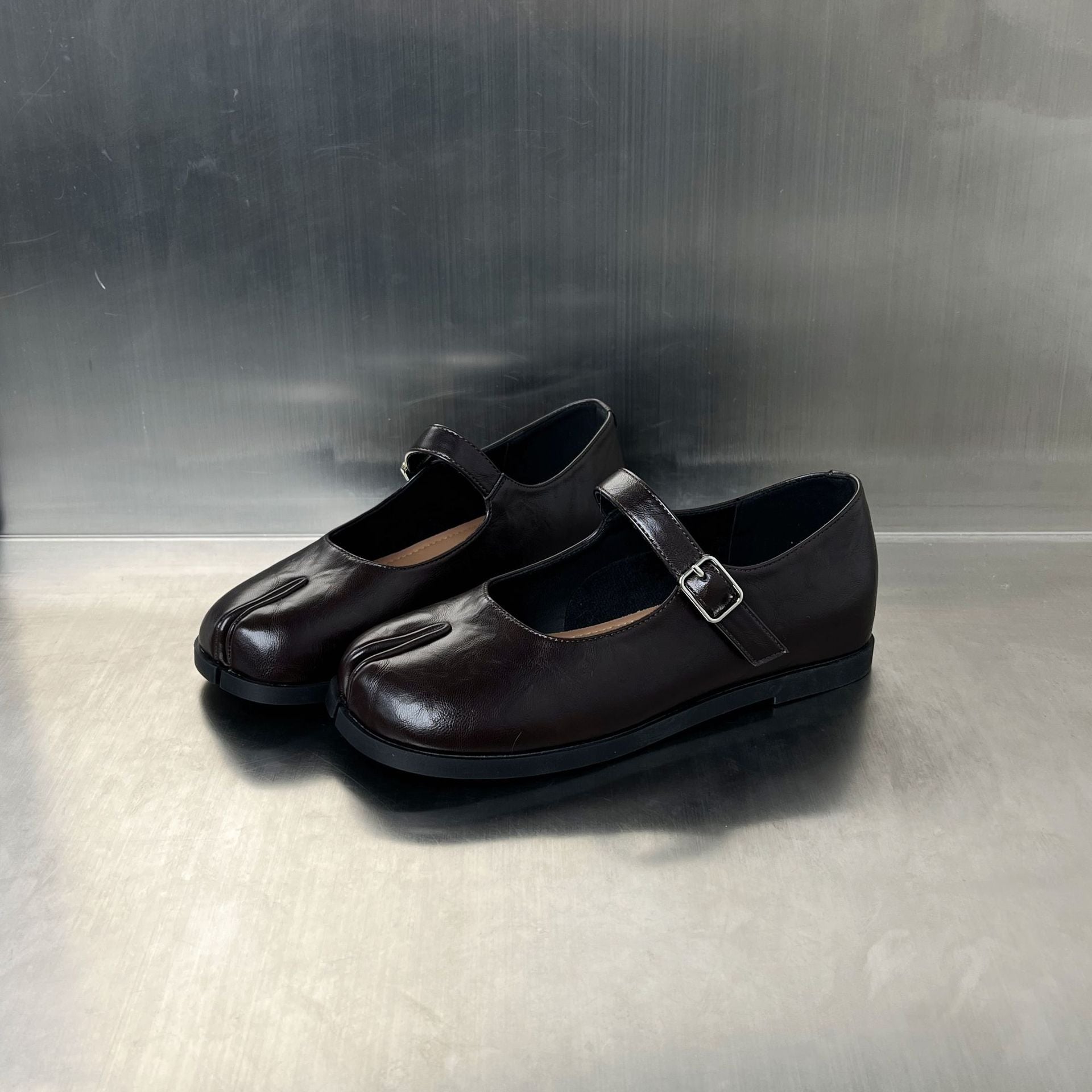 Damen elegante Ballerinas mit verstellbarem Riemen und komfortabler Passform R&B