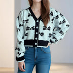 Damen Strickjacke mit verspieltem Schmetterlingsmotiv und dekorativen Knöpfen R&B