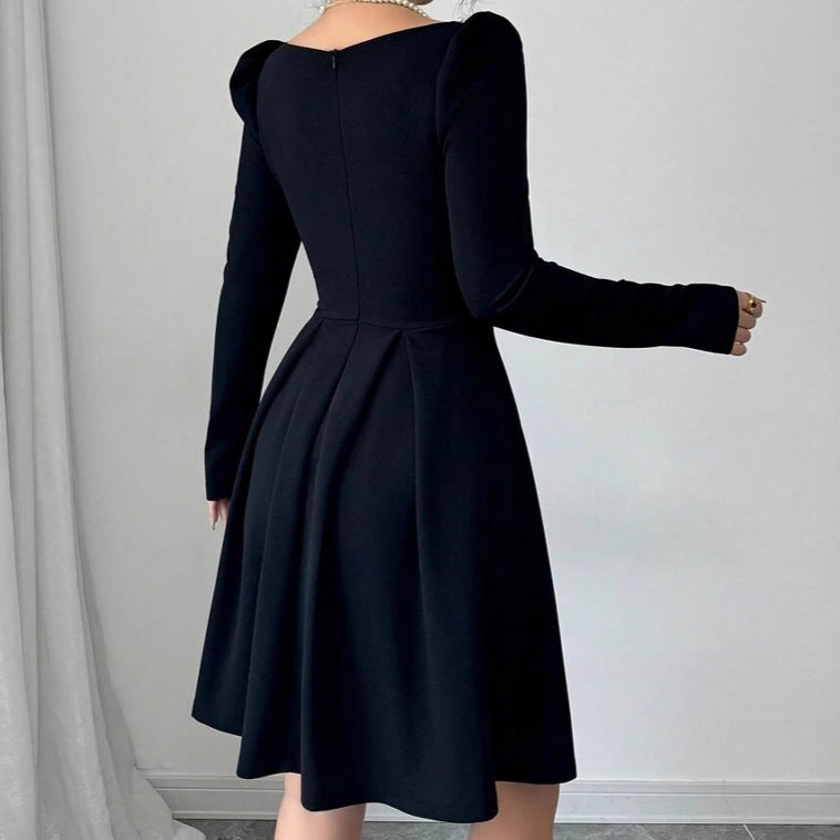 Damen Elegantes Minikleid mit schmalem Quadrat-Ausschnitt und feinem Rüschensaum R&B