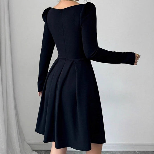 Damen Elegantes Minikleid mit schmalem Quadrat-Ausschnitt und feinem Rüschensaum R&B