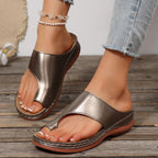 Damen Zehentrenner mit eleganter Metallic-Oberfläche und gepolstertem Fußbett R&B