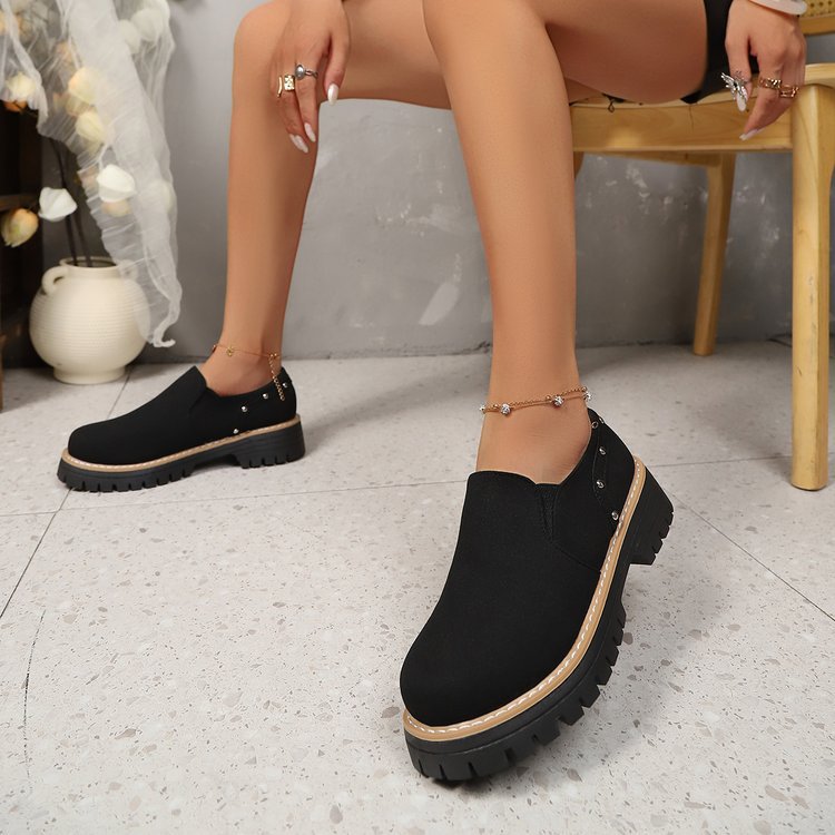 Damen Modische Slipper mit robustem Sohlenprofil und eleganten Nietenakzenten R&B