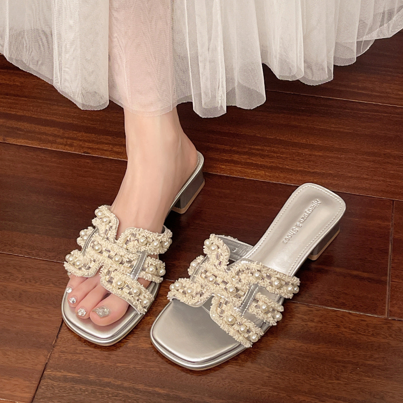 Damen Glamouröse Sandalen mit Perlenapplikationen und elegantem Blockabsatz EB