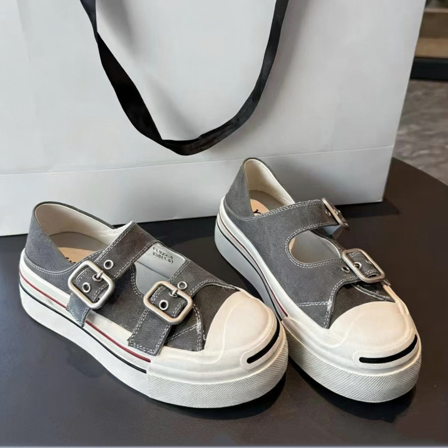 Damen Plateauslipper mit verstellbarem Riemchen und geschlossenen Zehen R&B