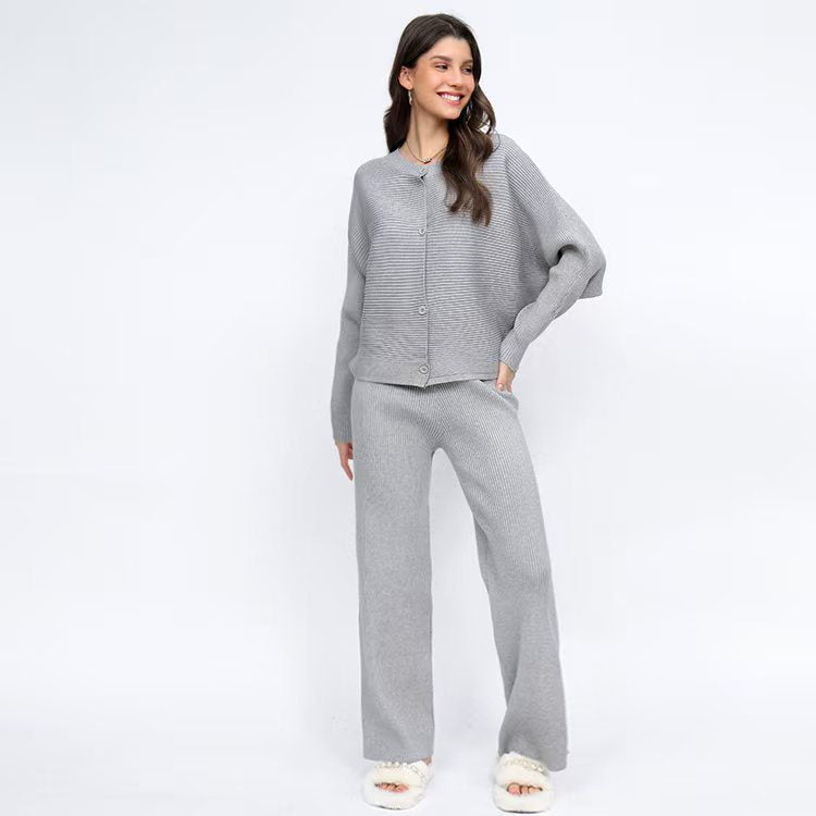Damen hochwertiges Strick-Lounge-Set mit weiter Schnittführung und Knopfdetails R&B