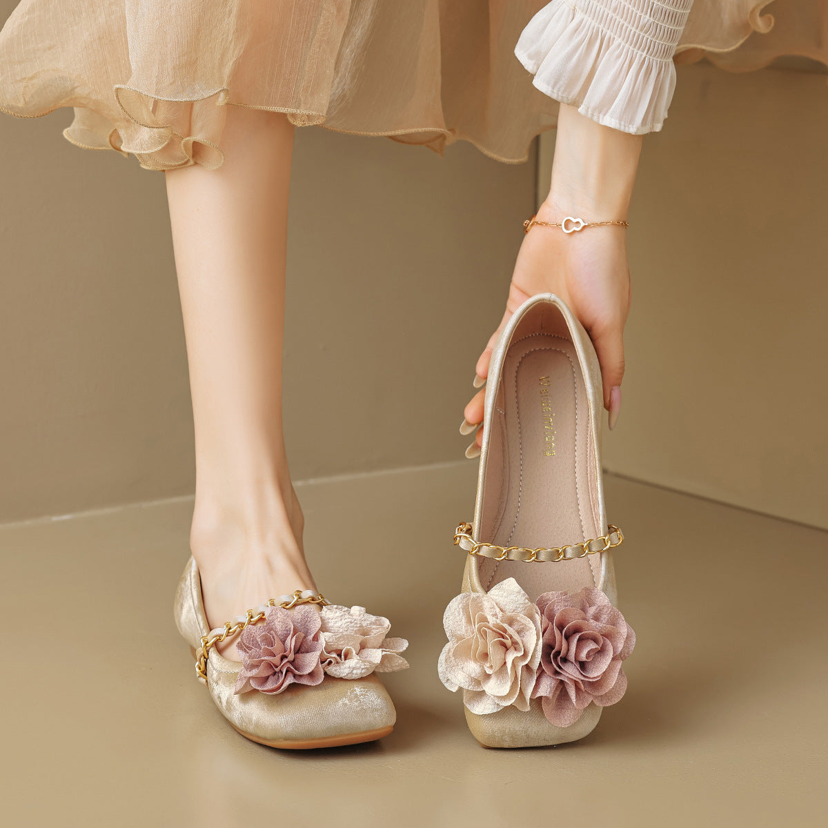 Damen Ballerinas mit dekorativem Blumenakzent und goldener Kette