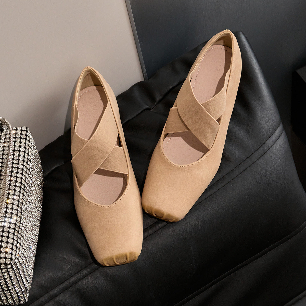 Damen elegante Ballerinas mit elastischen Riemen und glänzender Leder-Oberfläche