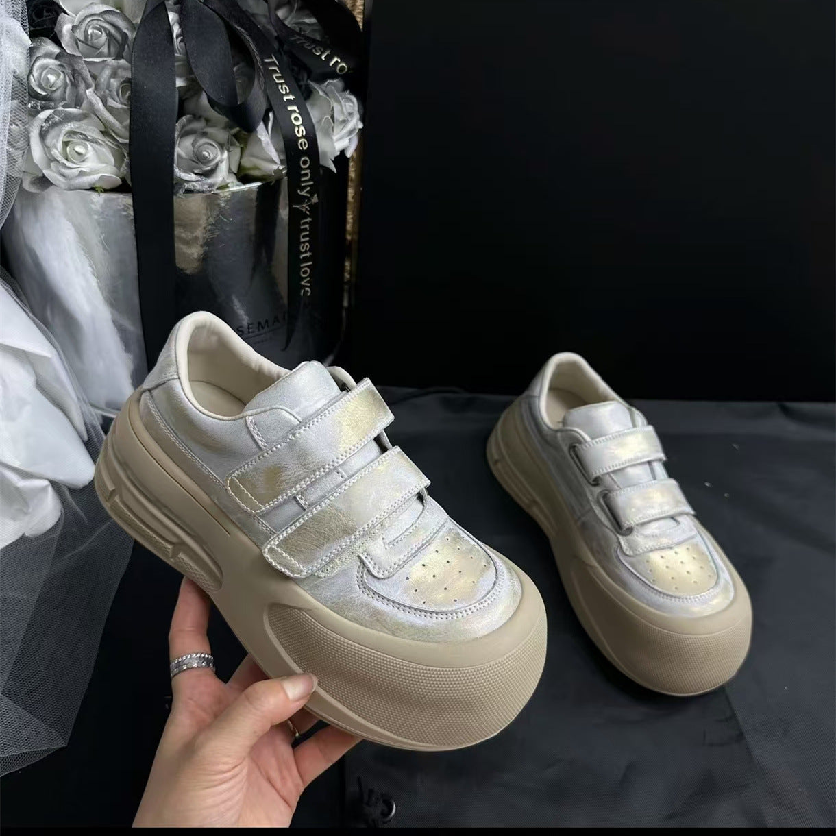Damen Sportliche Sneakers mit velourslederner Oberflächenstruktur und dämpfendem Sohlenprofil R&B