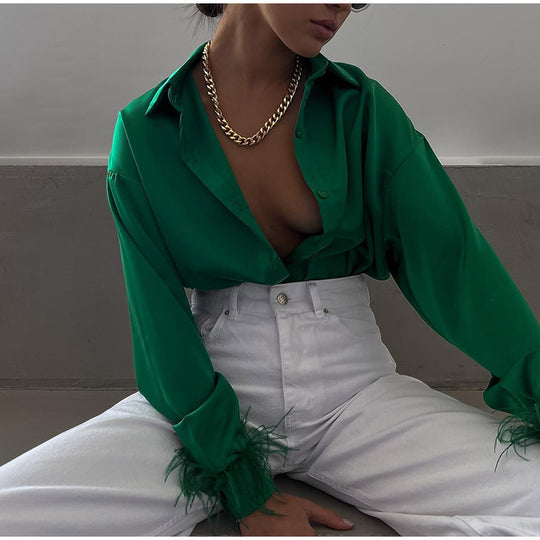 Damen Bluse mit extravaganten Federdetails und schimmerndem Satin R&B