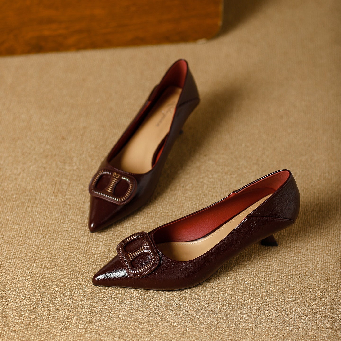 Damen elegante Blockabsatz-Pumps mit modischer Schnallenapplikation