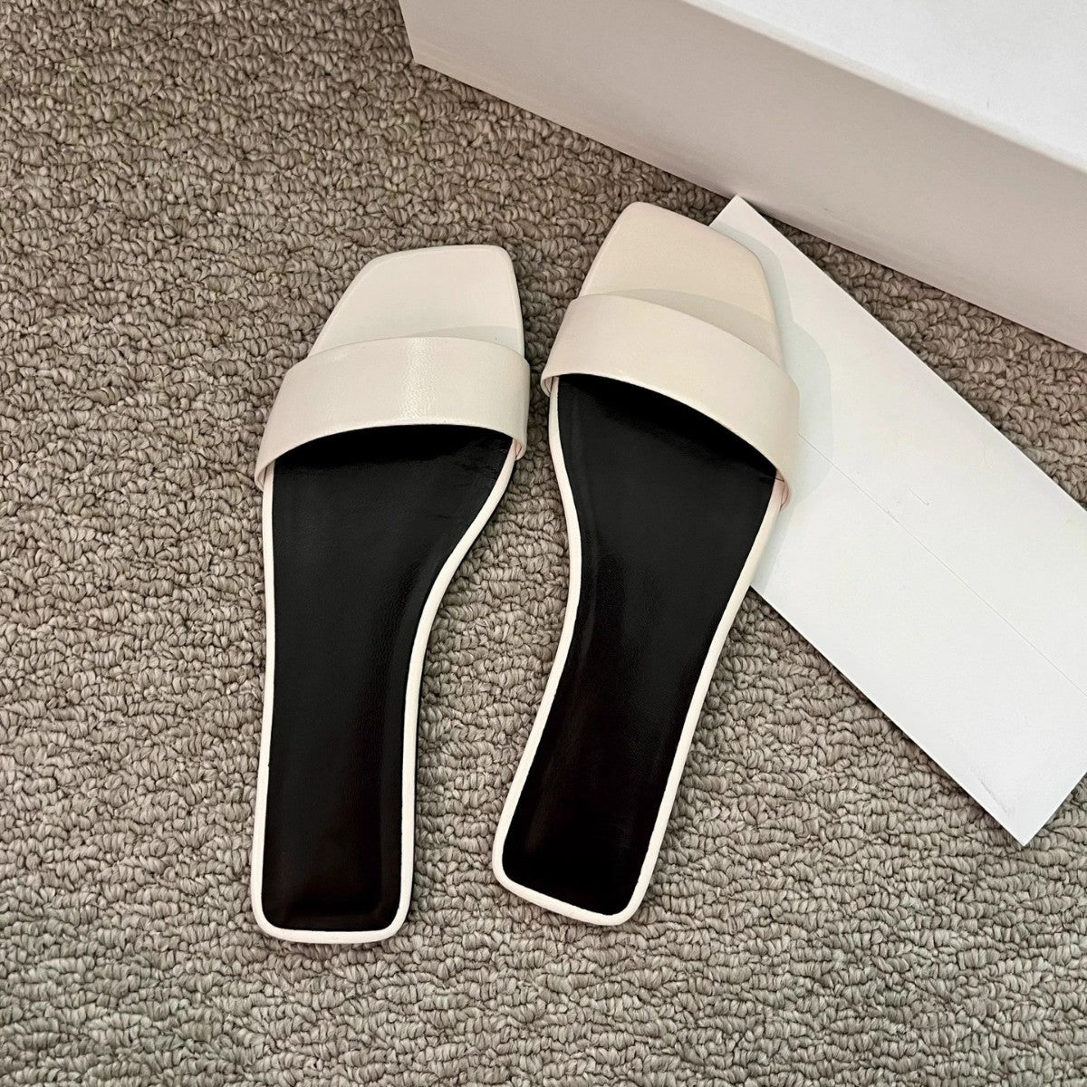 Damen Flache Pantoletten mit breitem Riemendesign und komfortabler Sohle R&B