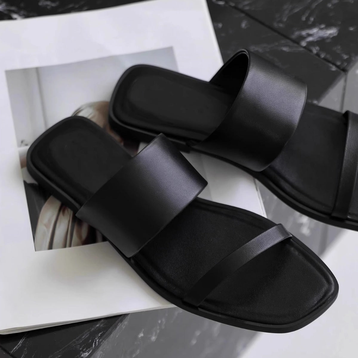 Damen Flache Riemensandalen mit breitem Riemendesign und bequemem Fußbett R&B