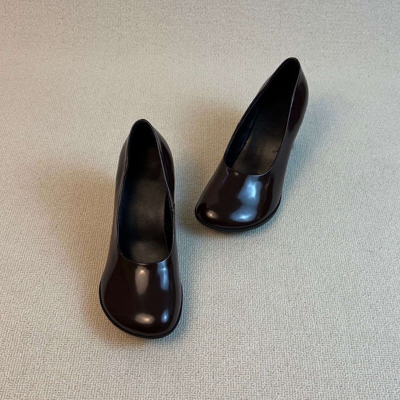 Damen elegante Pumps mit glänzender Lack-Oberfläche und komfortablem Blockabsatz