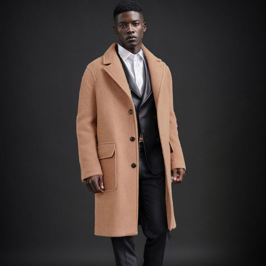 Herren eleganter Lammfellmantel mit strukturiertem Obermaterial und praktischem Verschluss R&B