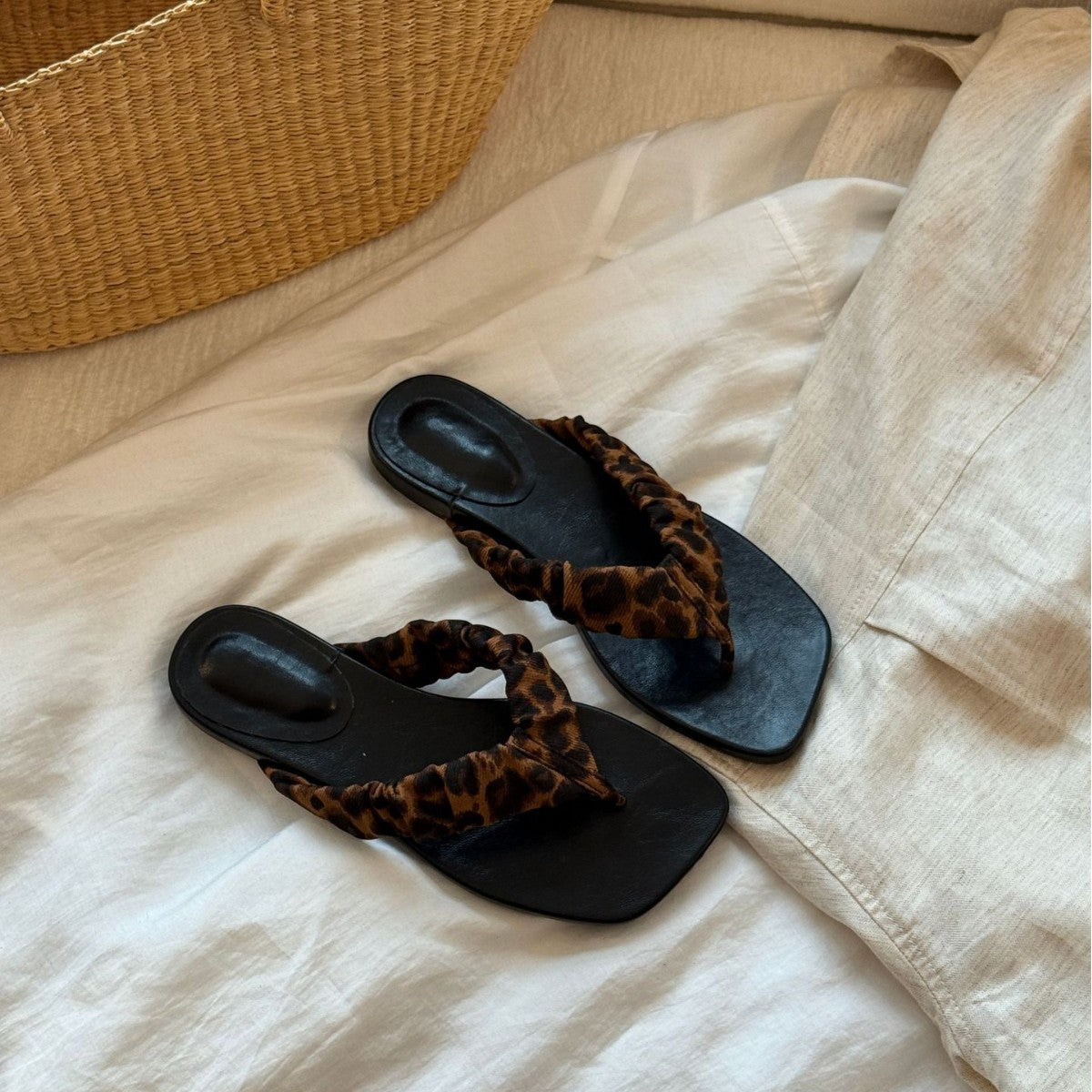 Damen Elegante Flip-Flops mit rüschendetails aus hochwertigem Leder R&B
