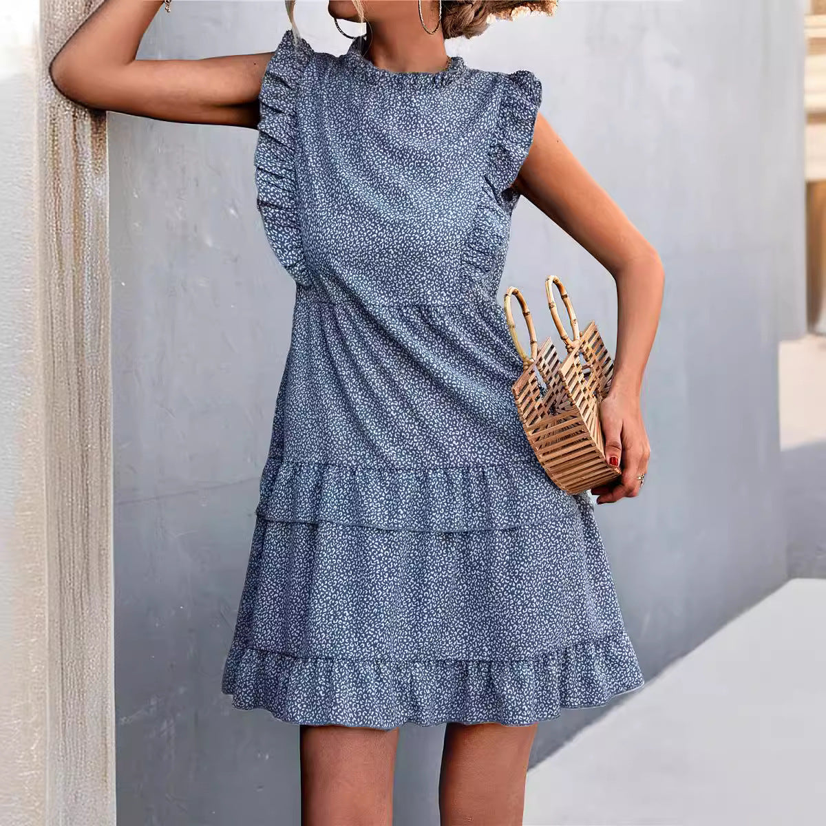 Damen luftiges Sommerkleid mit voluminösen Rüschensäumen und femininer Silhouette R&B