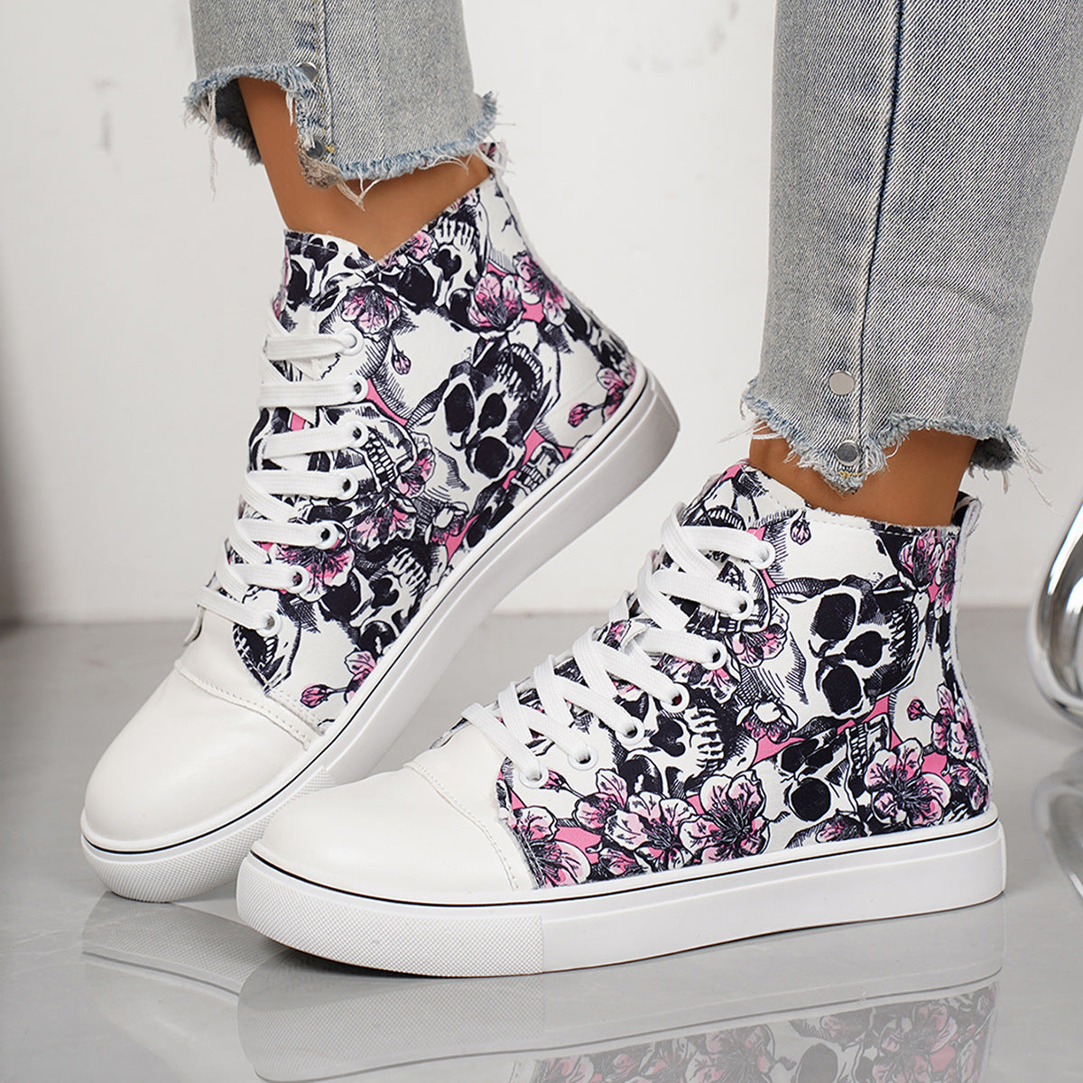 Damen High-Top Sneakers mit floralem und Totenkopf-Muster R&B