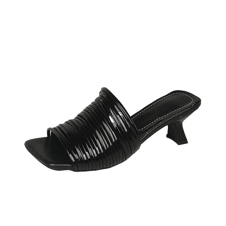 Damen-Mules mit glänzenden Riemen und elegantem Absatz R&B