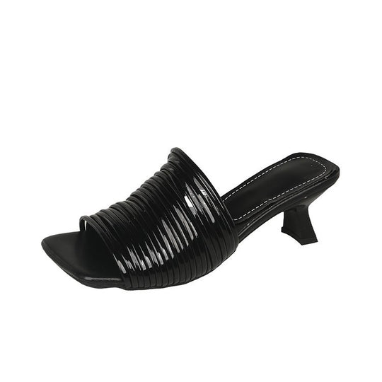 Damen-Mules mit glänzenden Riemen und elegantem Absatz R&B
