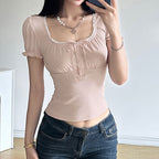 Damen Kurzarmshirt mit dekorativen Rüschendetails und Knopfleiste R&B