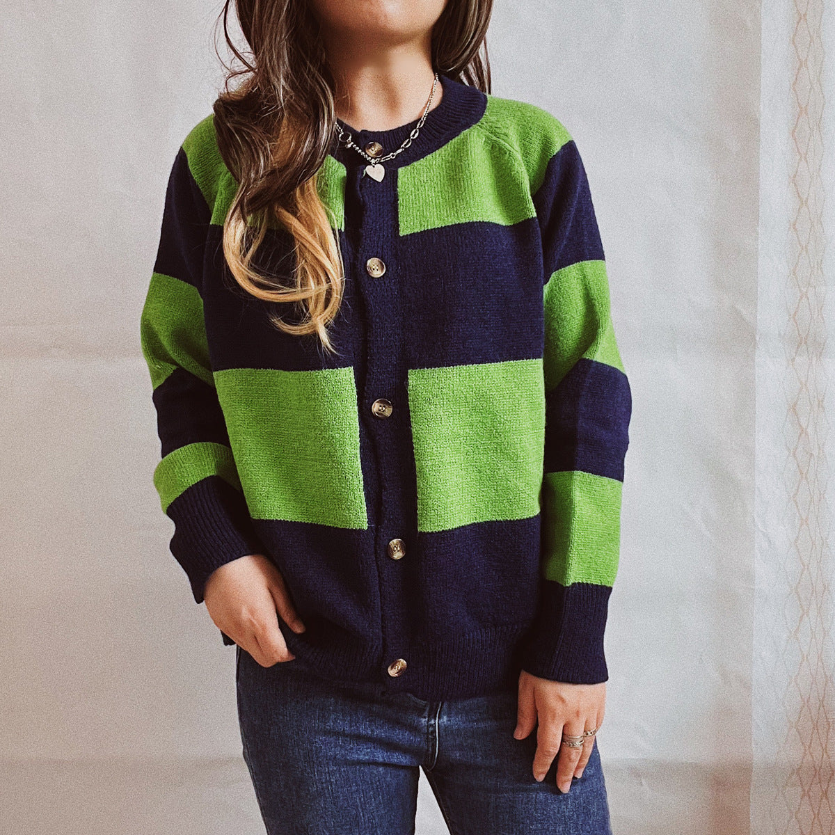 Damen lässige Strickjacke mit modischem Blockstreifenmuster und hochwertigen Knöpfen R&B
