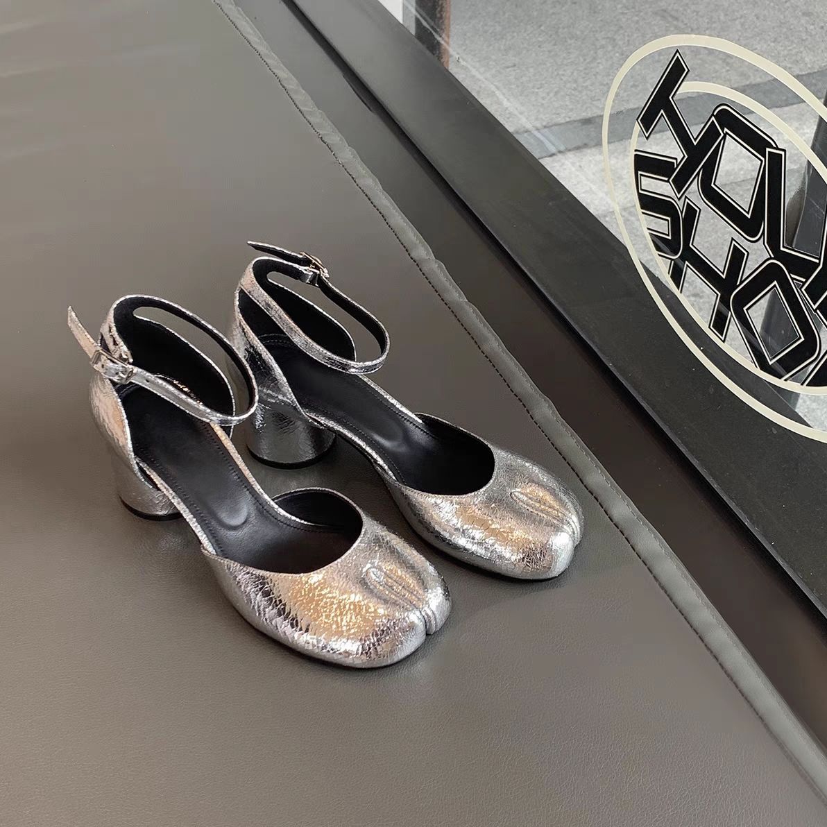 Damen elegante Plateau-Pumps mit modischem Riemen und luxuriösem Glanz R&B