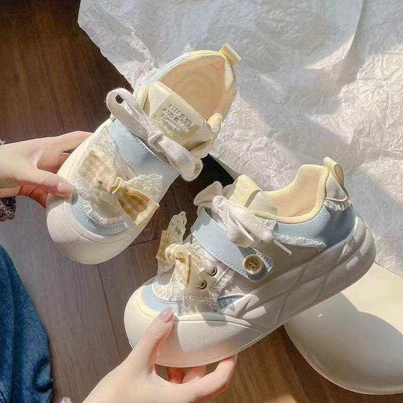 Damen Sportliche Sneaker mit einzigartigen Dekorationselementen R&B