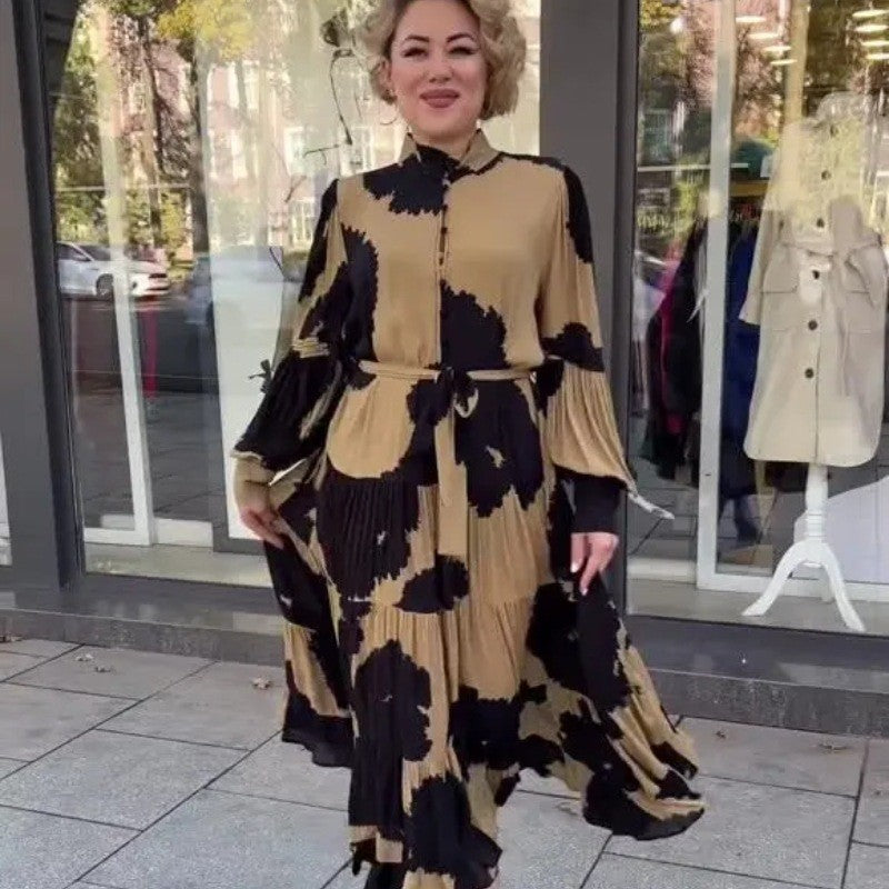 Damen Plissee Maxikleid mit tiefem Rundhalsausschnitt und eleganten Rüschen R&B