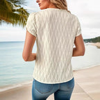 Damen Designermodell mit strukturiertem Oberteil und Knopfdetails