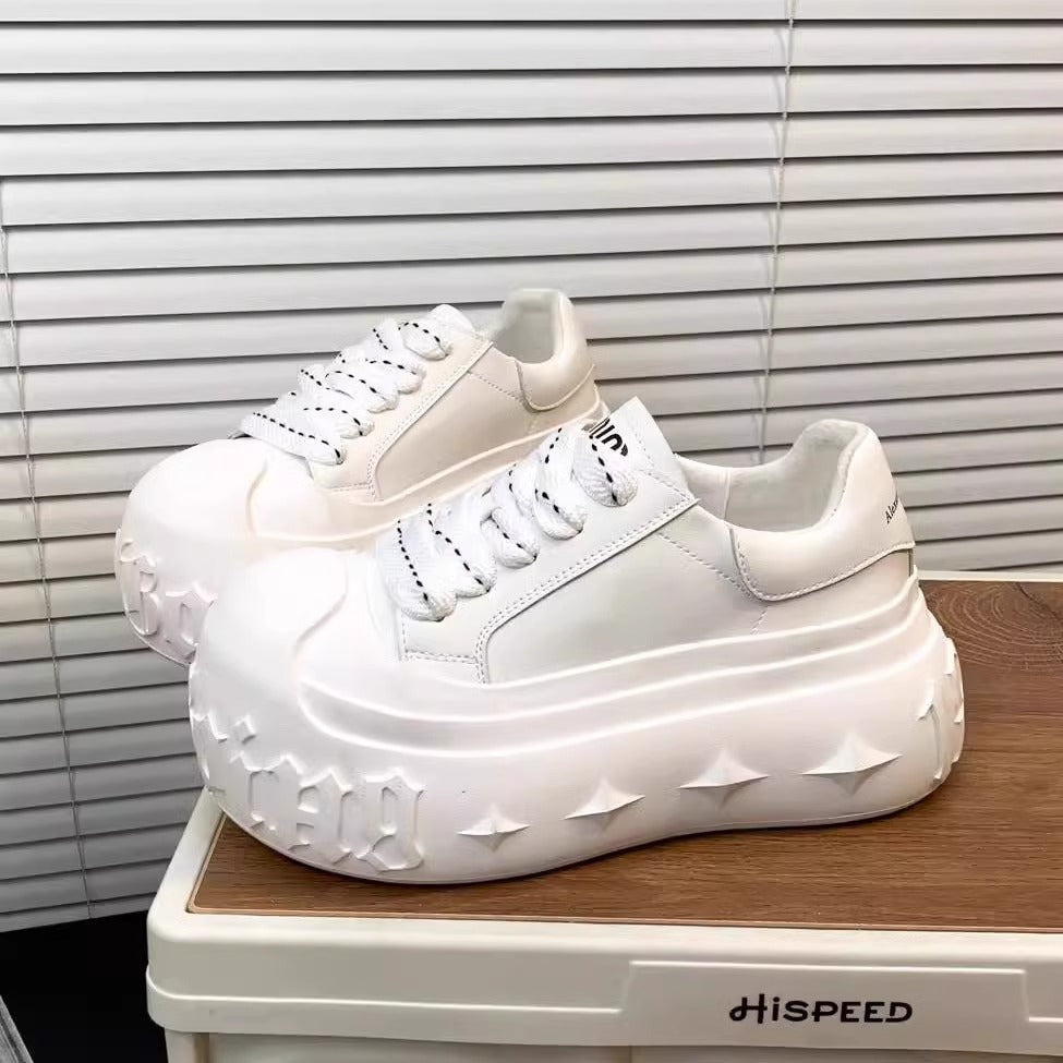 Damen Sneakers mit gesteigertem Plateau-Design und modischer Ziersteppung R&B