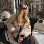 Damen modische Teddyjacke mit vintage Knopfdetails und aufgesetzten Taschen R&B