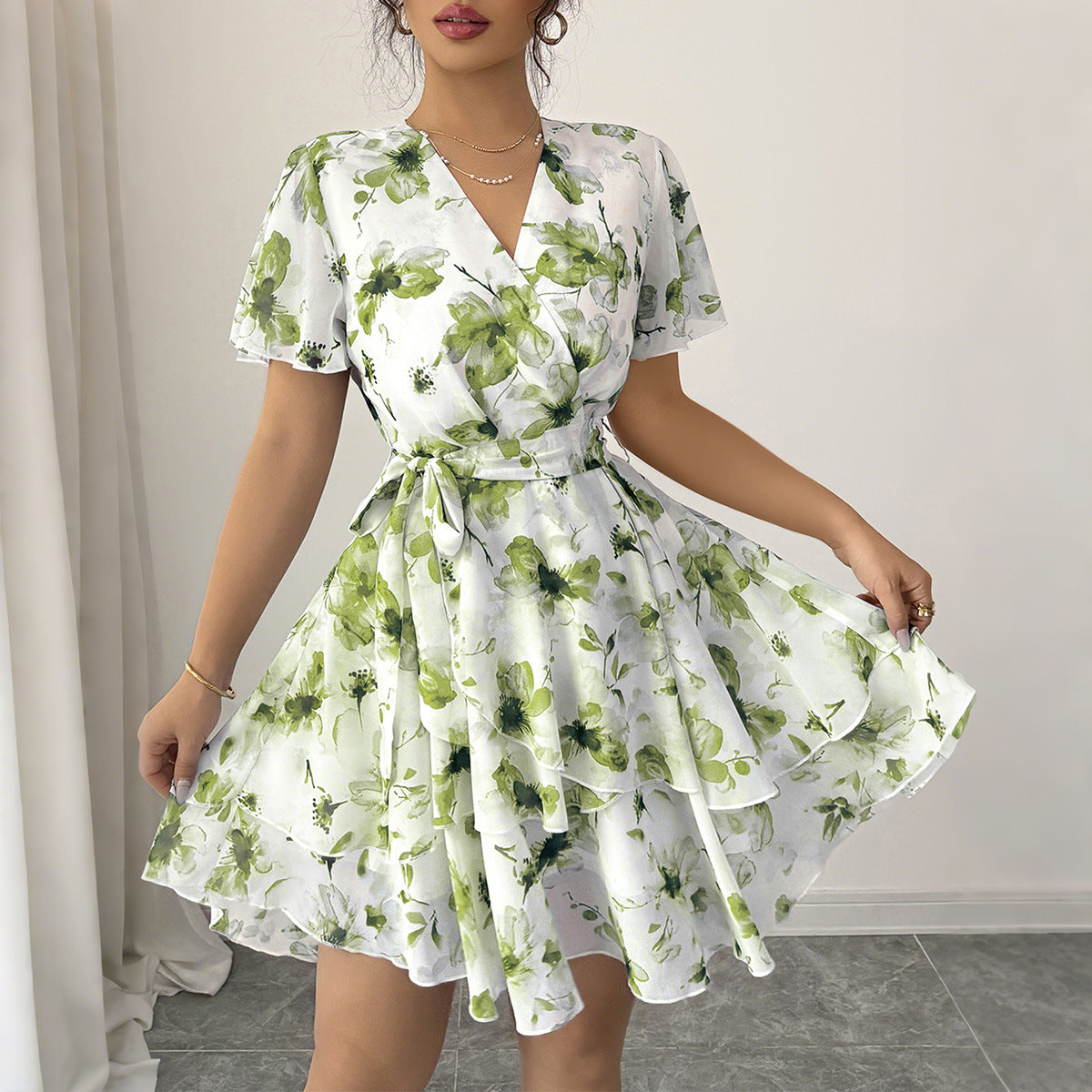Damen Wickelkleid mit floralem Muster und schwingendem Rock R&B