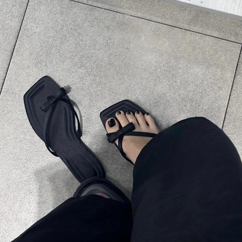 Damen Zehentrenner-Sandalen mit schickem Riemendesign und komfortablem Fußbett R&B