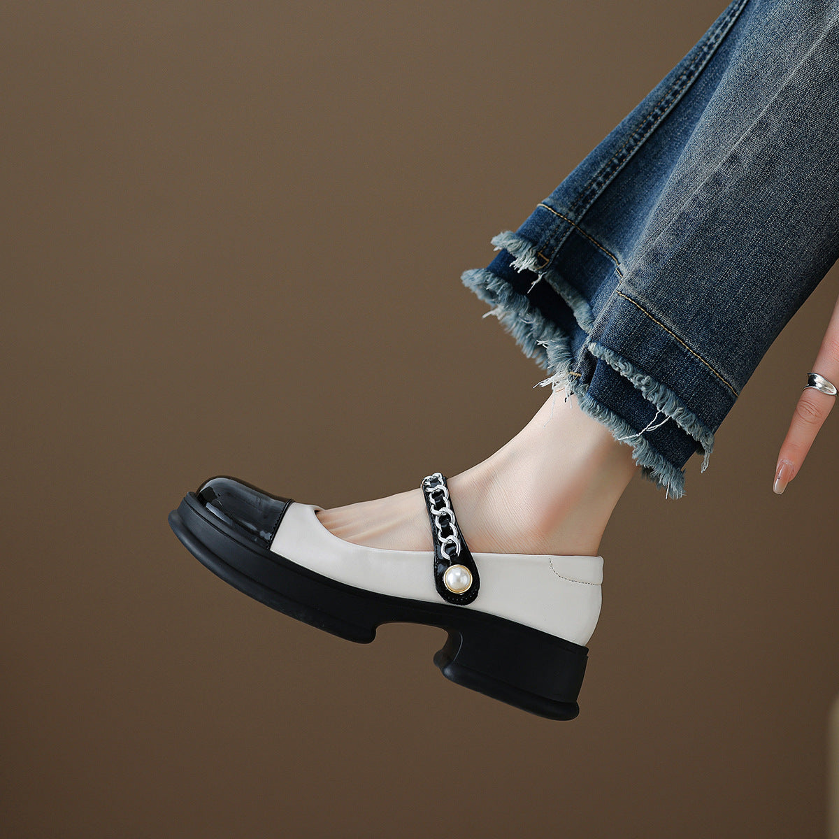 Damen Ballerinas mit modischem Riemchen und eleganter Kettenverzierung