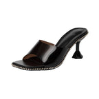 Damen elegante Mules mit glänzendem Material und funkelnden Perlendetails R&B