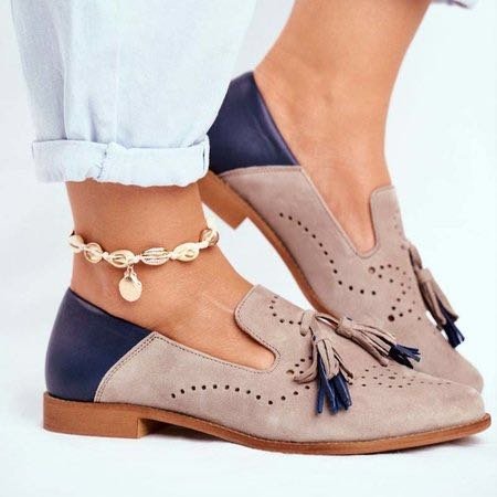 Damen Modische Slipper mit eleganten Quasten und perforiertem Design
