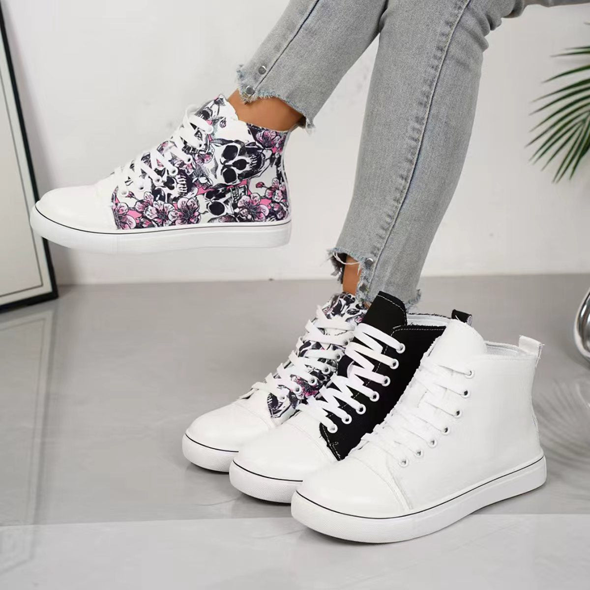 Damen High-Top Sneakers mit floralem und Totenkopf-Muster R&B