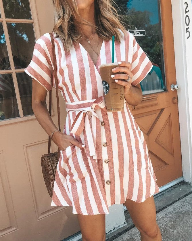 Damen Wickelkleid im modernen Streifenlook mit praktischer Knopfleiste und Taillengürtel