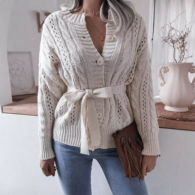 Damen Strickjacke mit Taillengürtel und raffinierten Lochmustern