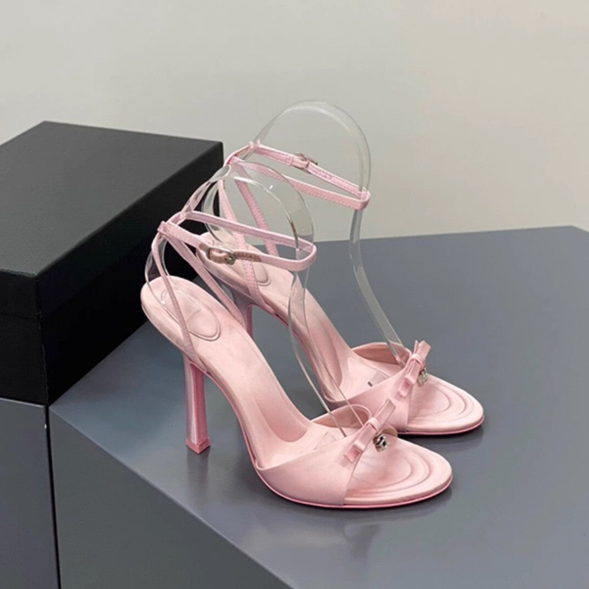 Damen elegante High Heel Sandalen mit transparentem Riemen und stilvollen Schleifen R&B