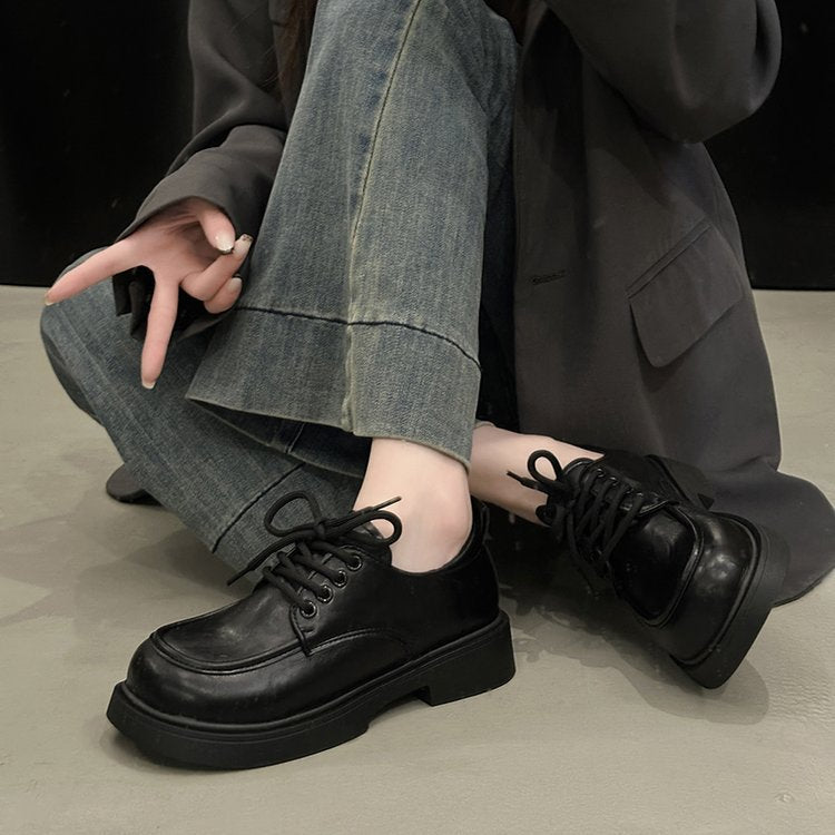 Damen modische Sneakers mit platzierten Nahtdetails und bequemer Sohle
